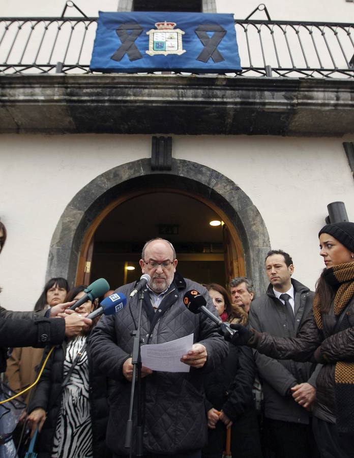 Concentración de repulsa por el asesinato de las dos niñas en Asturias