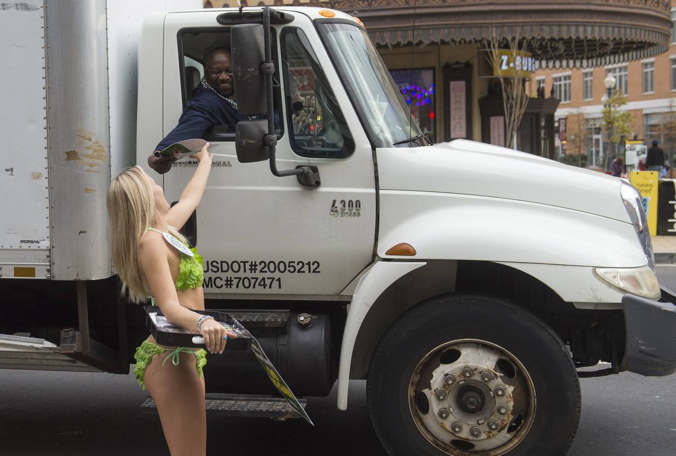 Bikinis de lechuga para impulsar una alimentación vegana