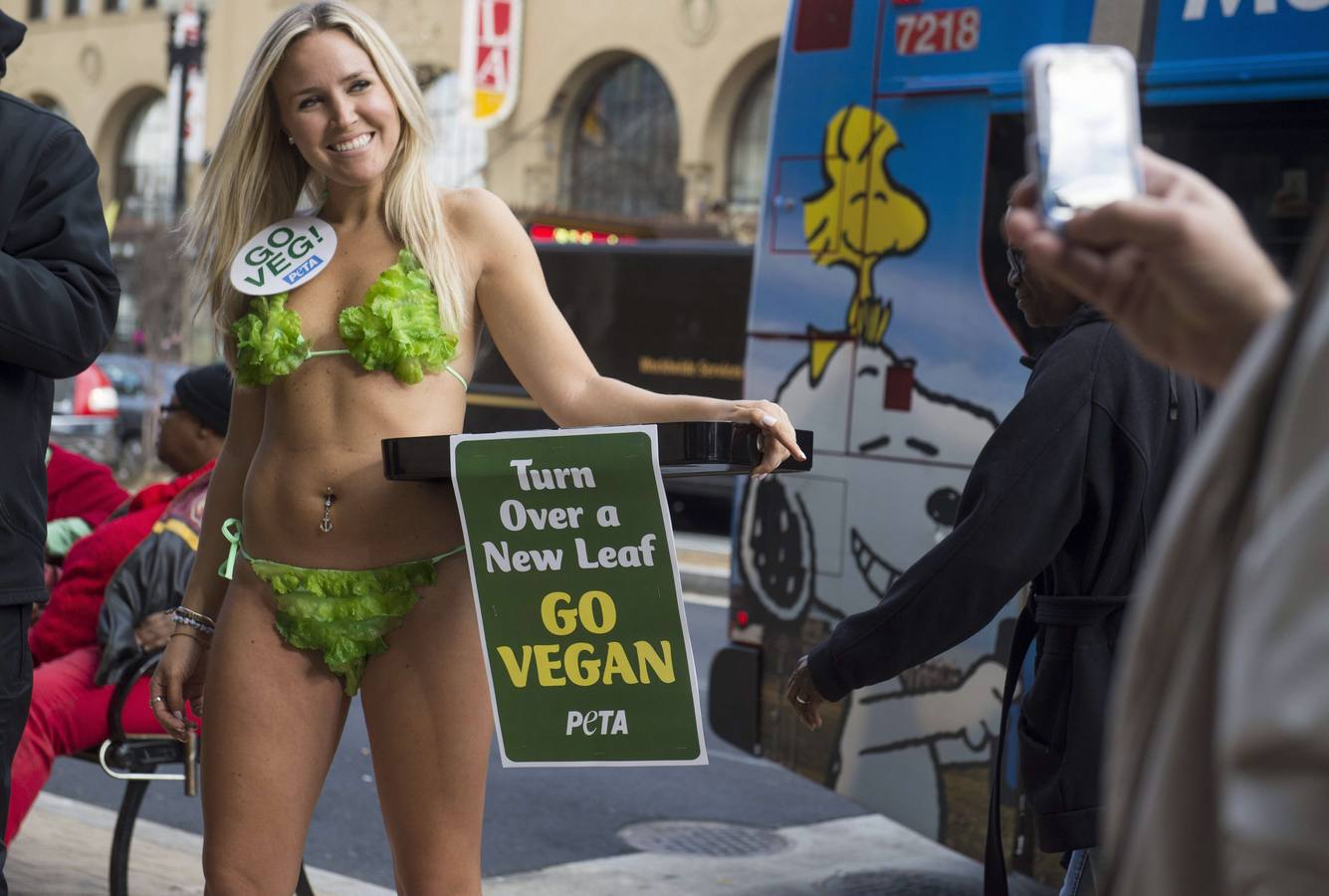 Bikinis de lechuga para impulsar una alimentación vegana