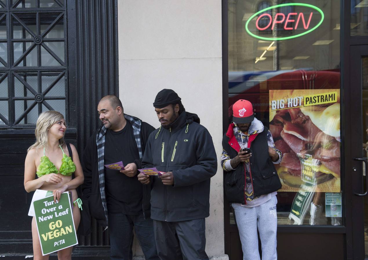 Bikinis de lechuga para impulsar una alimentación vegana