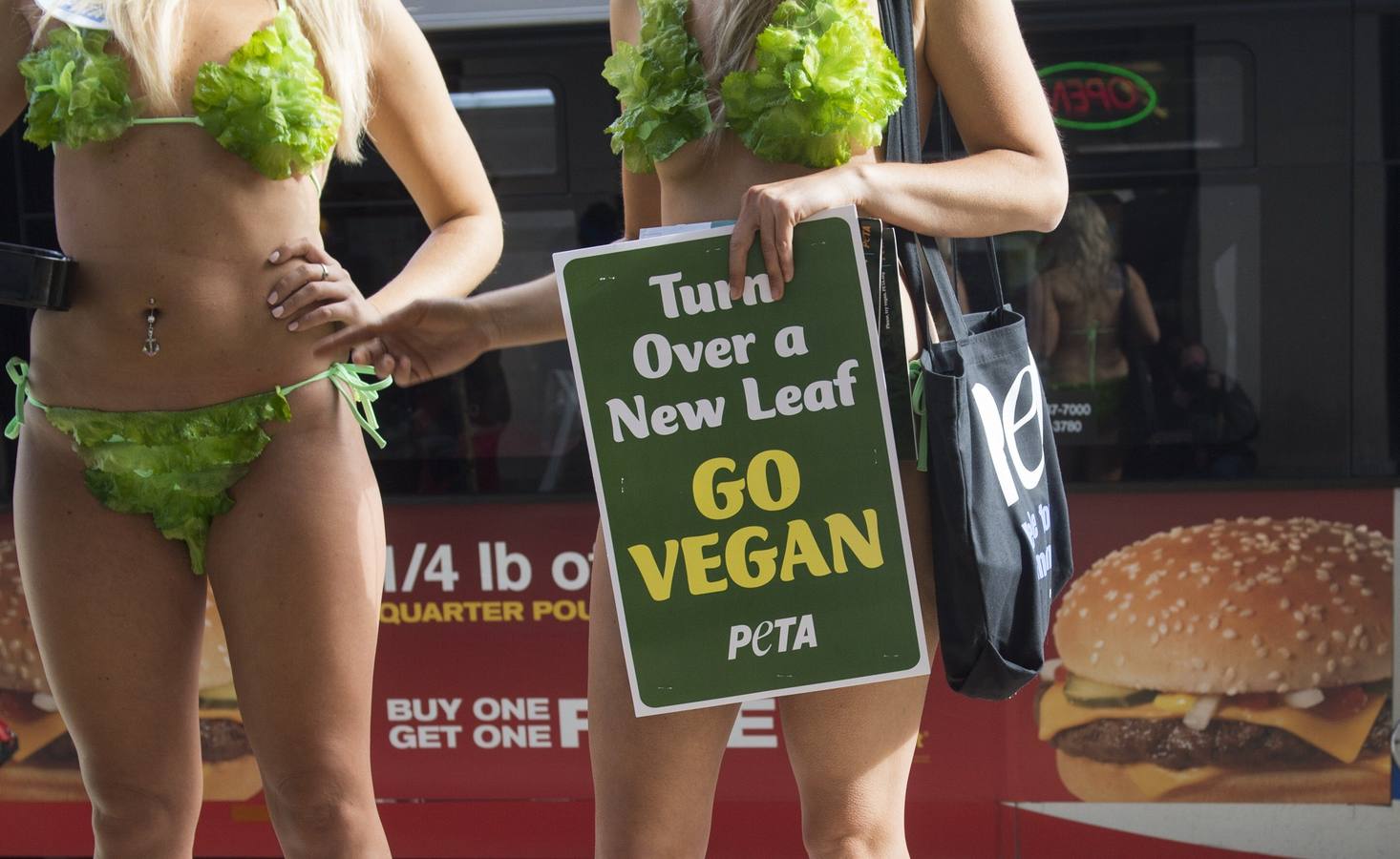 Bikinis de lechuga para impulsar una alimentación vegana