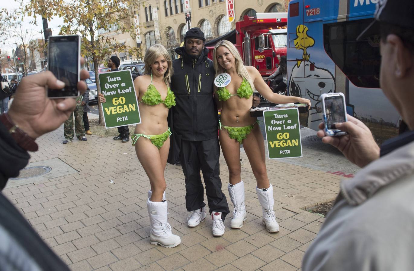 Bikinis de lechuga para impulsar una alimentación vegana