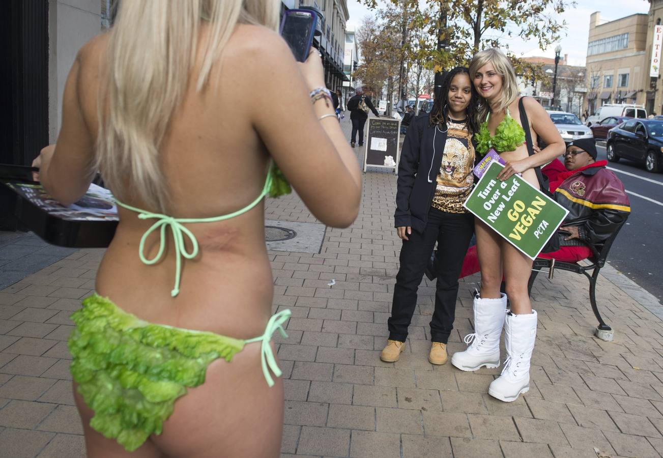 Bikinis de lechuga para impulsar una alimentación vegana