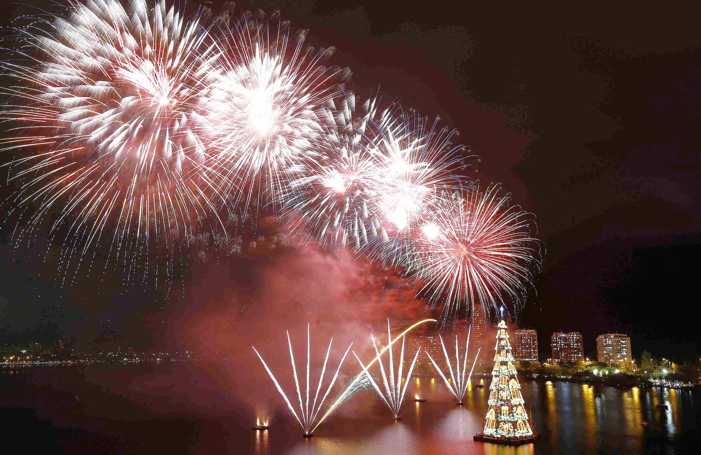 Fuego en Brasil. Fuegos artificiales alrededor del árbol de Navidad durante la ceremonia del encedido de luces en Lago de Rodrigo de Freitas, en Río de Janeiro, el pasado 29 de noviembre.