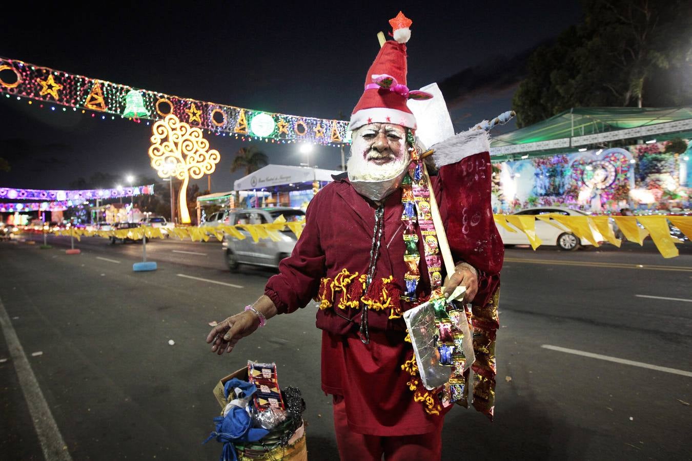 Vendedor en Managua. Un hombre vestido de Santa Claus posa para una foto mientras vende caramelos en Managua, capital de Nicaragua, el 2 de dicimbre.