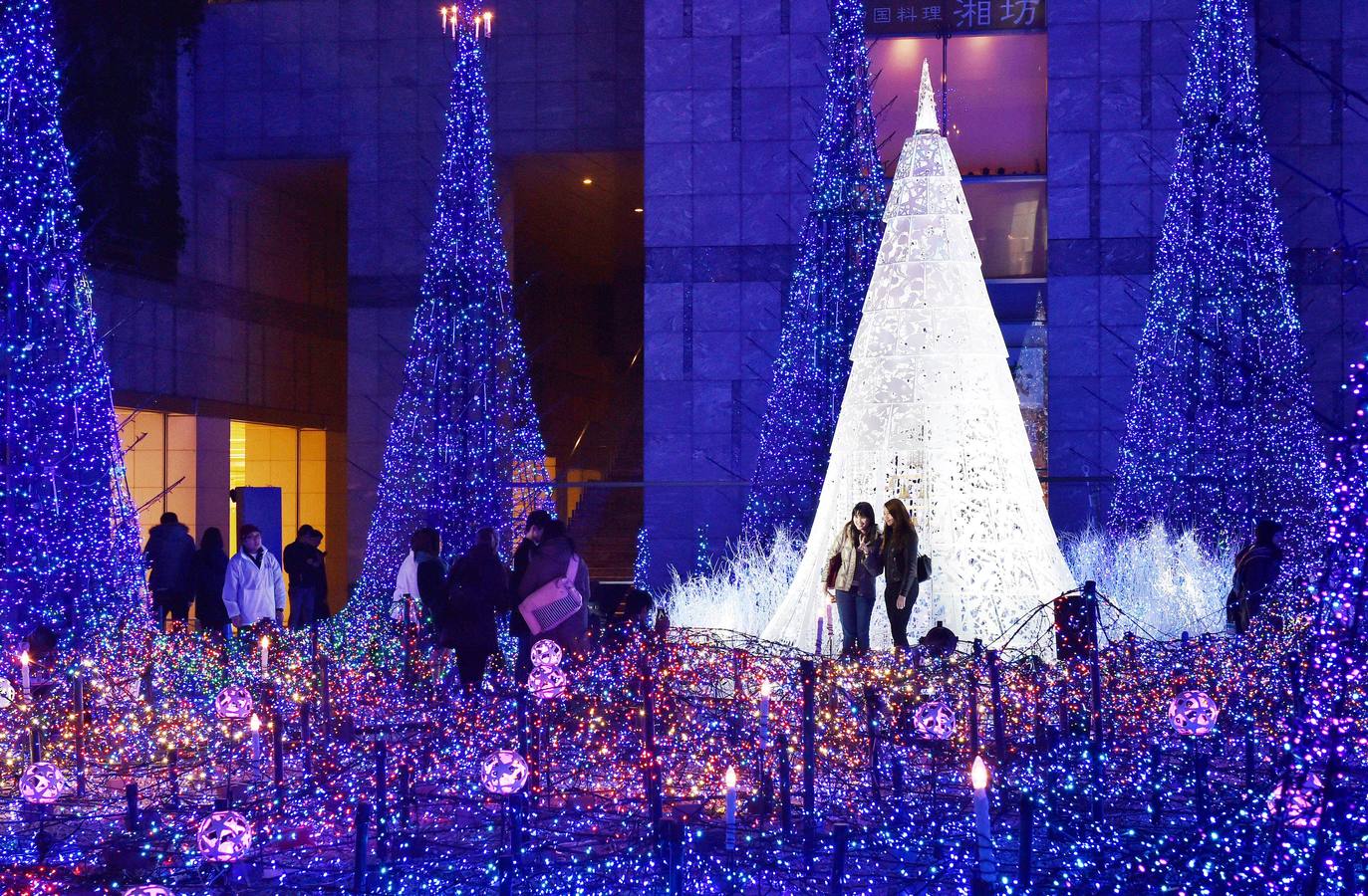 LEDs e instalaciones en Tokio. Dos amigas se toman una foto delante del conjunto 'Canyon d'Azur' (cañón azul) en Tokio el 27 de noviembre. La instalación cuenta con 250.000 luces LED que serán expuestas hasta el 12 de enero de 2015.