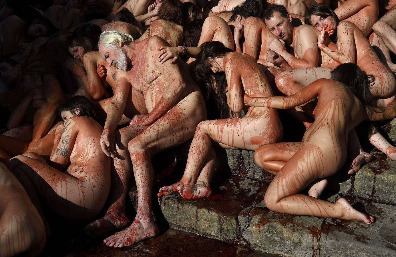 Desnudos contra el uso de pieles de animales
