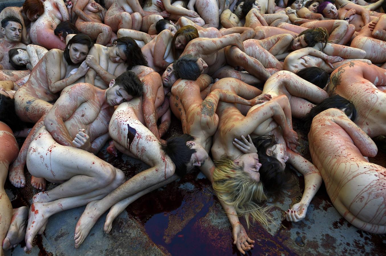 Desnudos contra el uso de pieles de animales