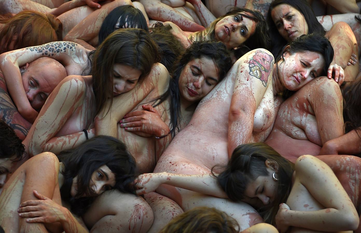 Desnudos contra el uso de pieles de animales