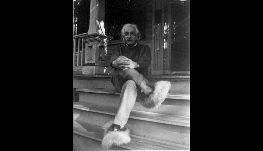 Albert Einstein en 1950 posando con sus peludas zapatillas de levantarse
