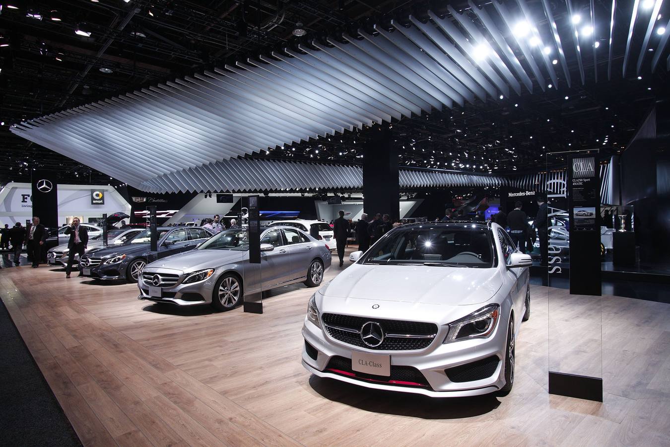 Coches de lujo en el salón del automóvil de Detroit