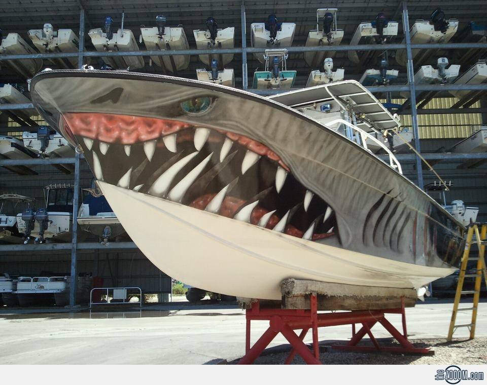 Otro notable trabajo de serigrafía, que difumina la frontera entre el arte y la ‘customización’ de embarcaciones.