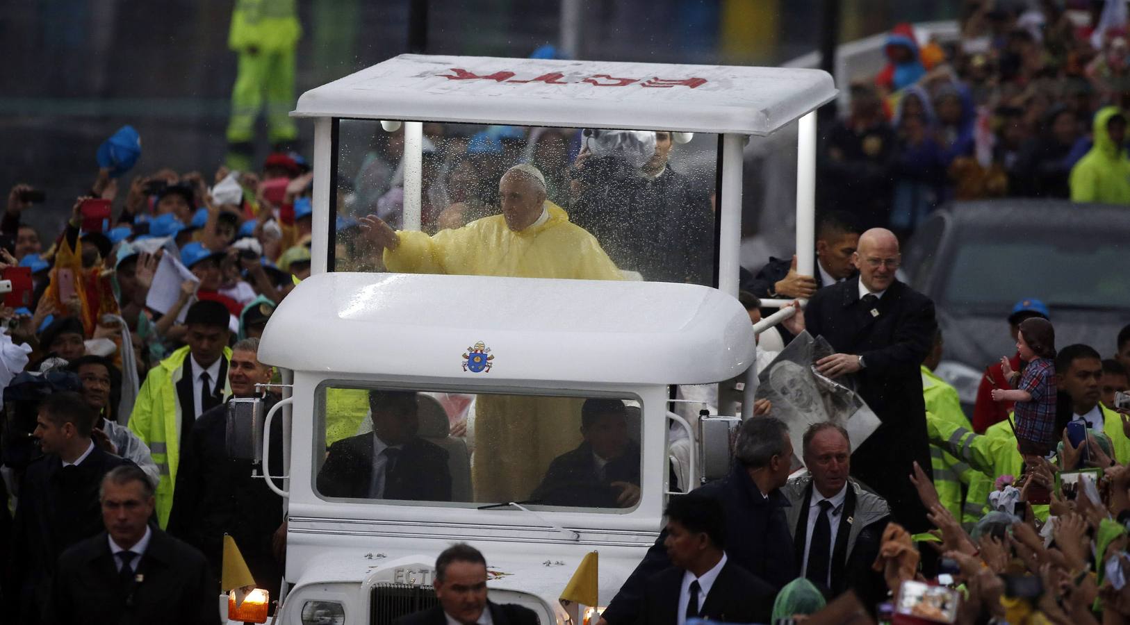 El Papa ha finalizado su visita en Filipinas con una misa en el parque Rizal de Manila bajo una lluvia incesante que no ha desanimado a los millones de personas que han acudido a la ceremonia.