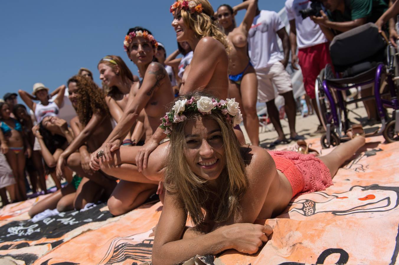 Protesta contra la prohibición del topless en Brasil