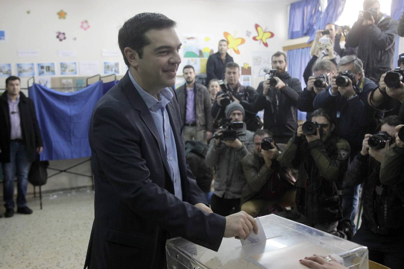 Alexis Tsipras, líder del partido opositor Syriza, favorito en las encuestas, vota en Atenas.