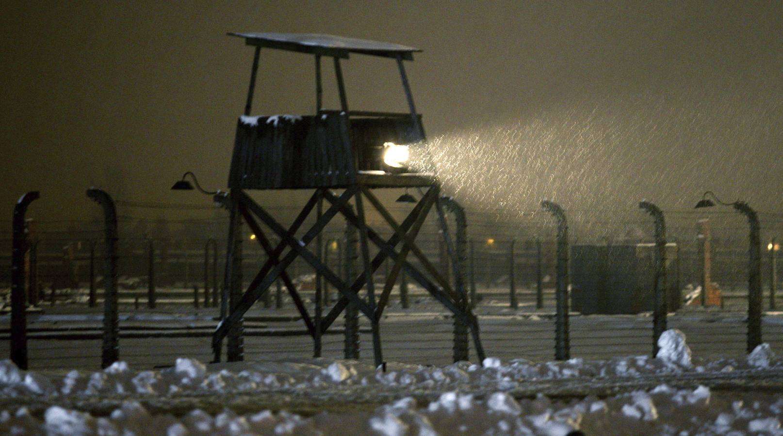 Vista de una antigua torre de vigilancia rodeada de nieve, en el antiguo campo de concentración Auschwitz.