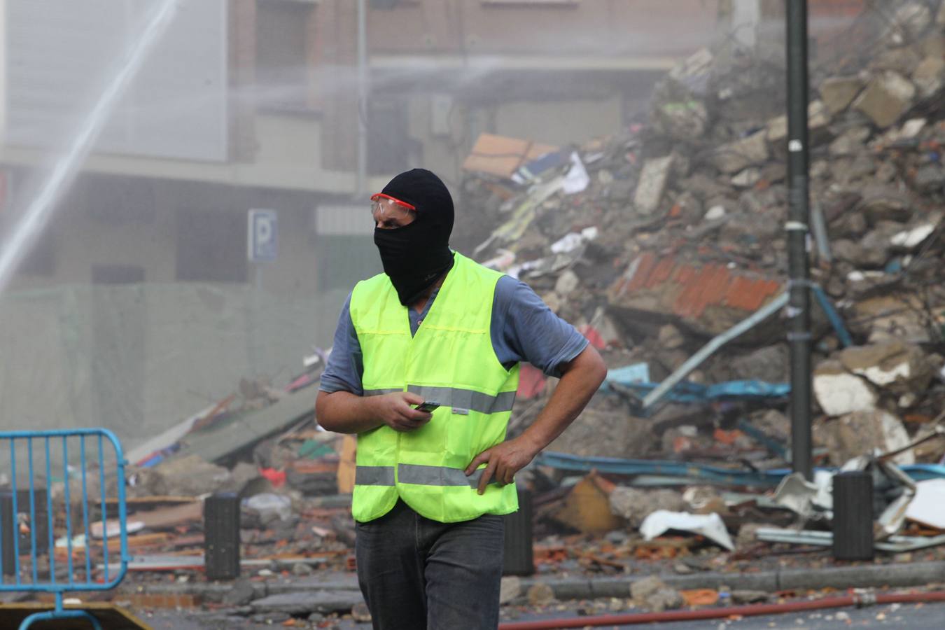 El derribo se realizó bajo estrictas medidas de seguridad..