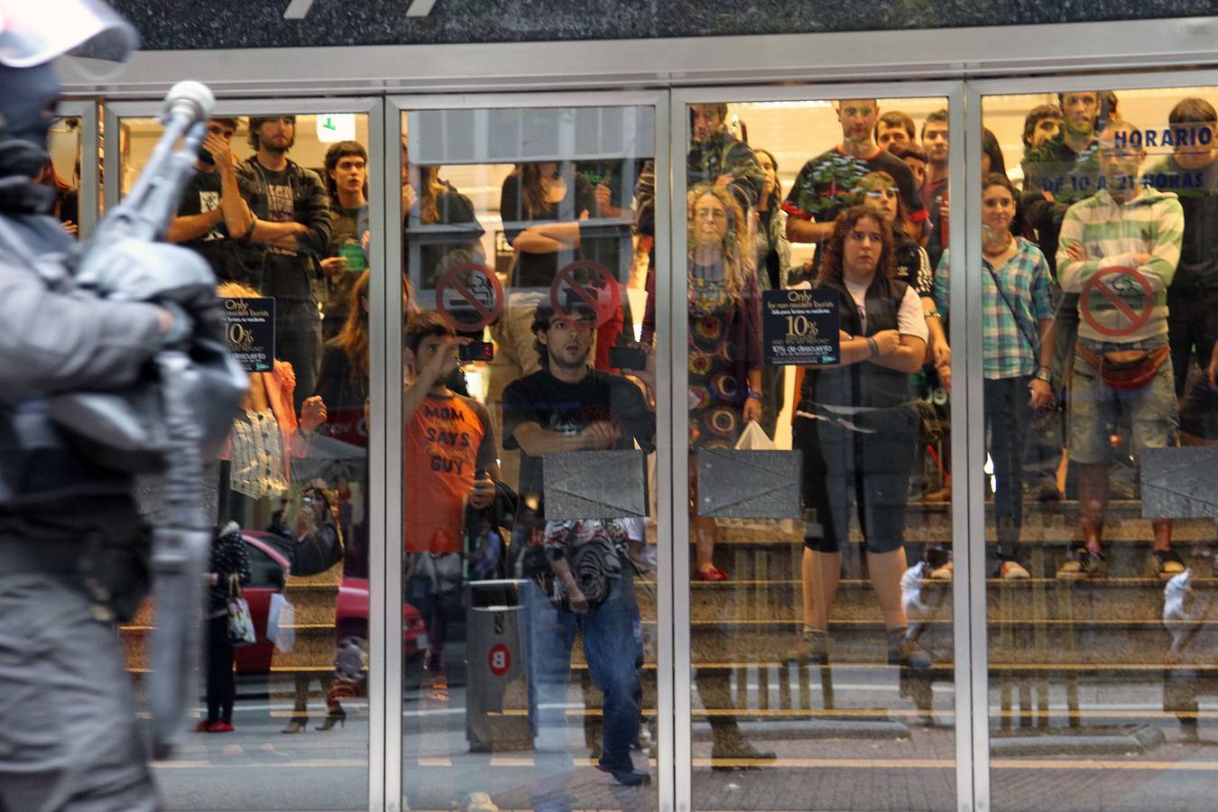 Numerosas personas en el Corte Ingles de Bilbao, durante la carga de la Ertzaintza contra la manifestacion en el centro de Bilbao por el derribo de Kukutza.