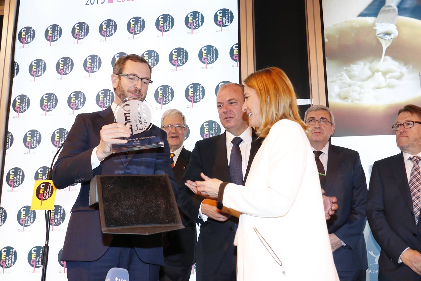 Vitoria entrega en FITUR el título de capitalidad gastronómica a Cáceres