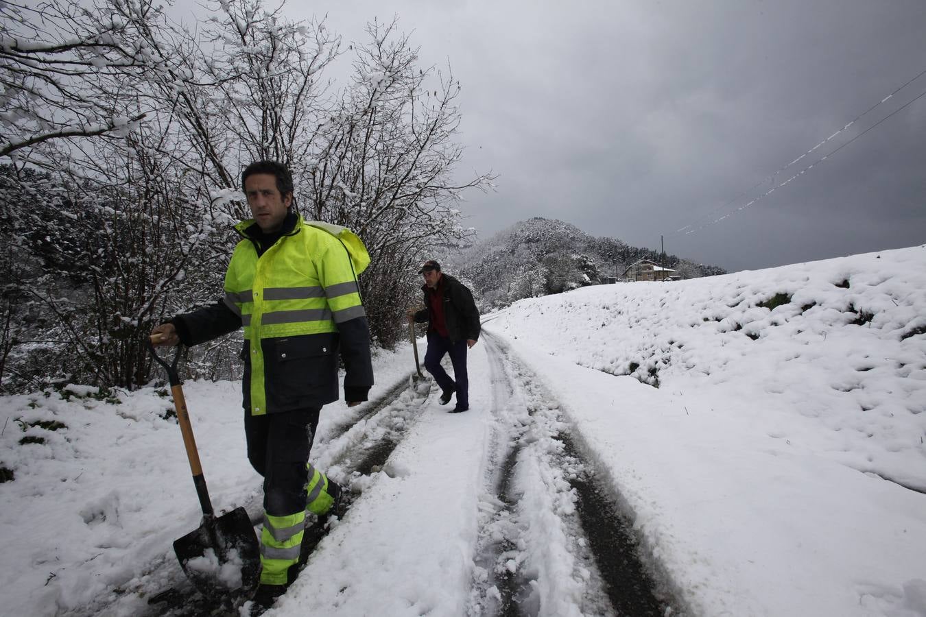 Trabajadores de la brigadilla del Ayuntamiento de Muxika quitan nieve en los accesos a los caserios de Muxika. 