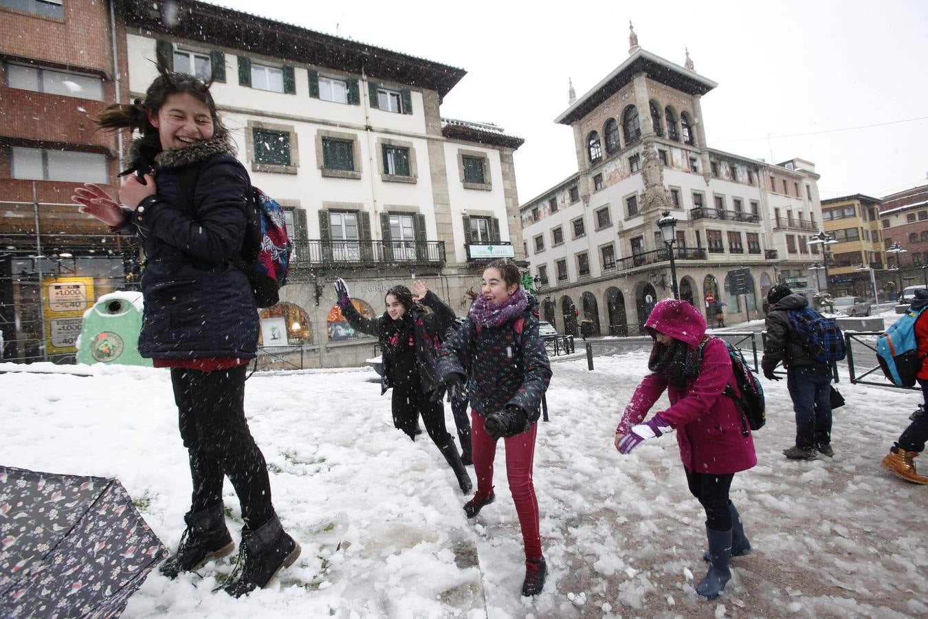 Niños se divierten en Gernika.. 