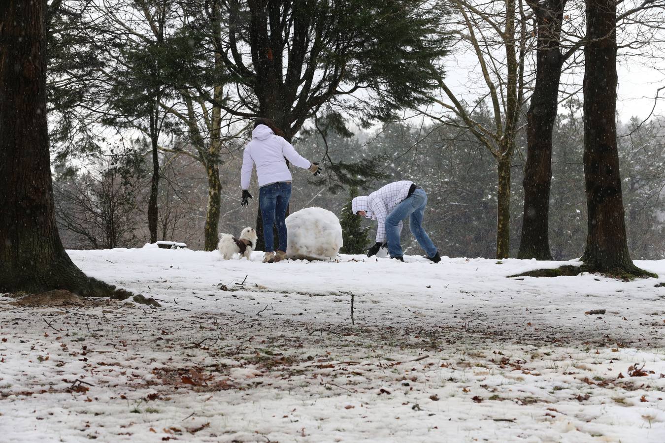 Hacen un muñeco de nieve en Arkalanda.. 