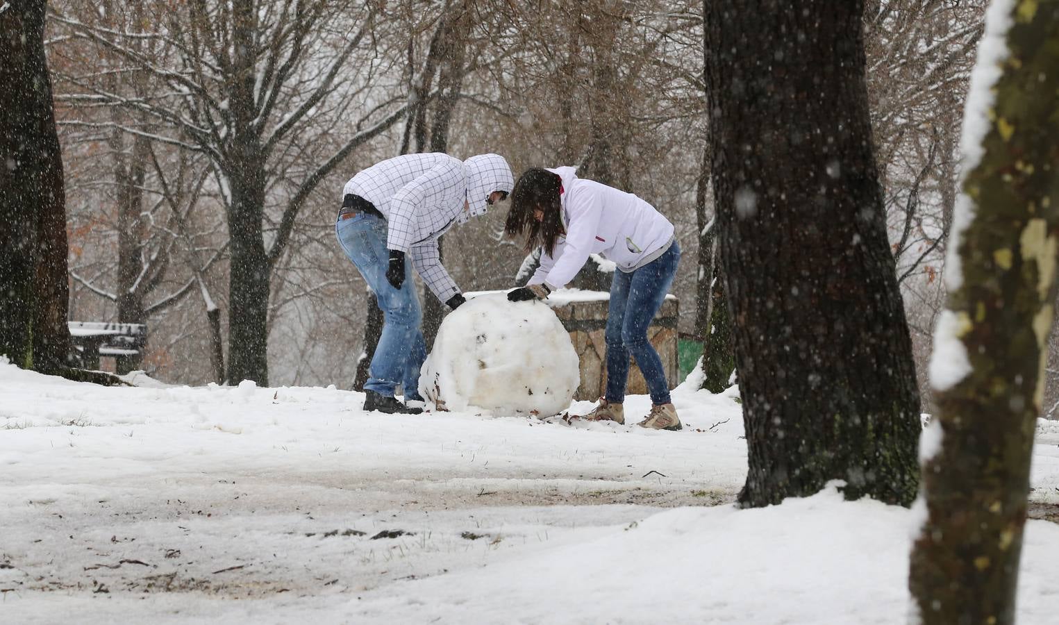 Niños hacen un muñeco de nieve en Arkalanda.. 