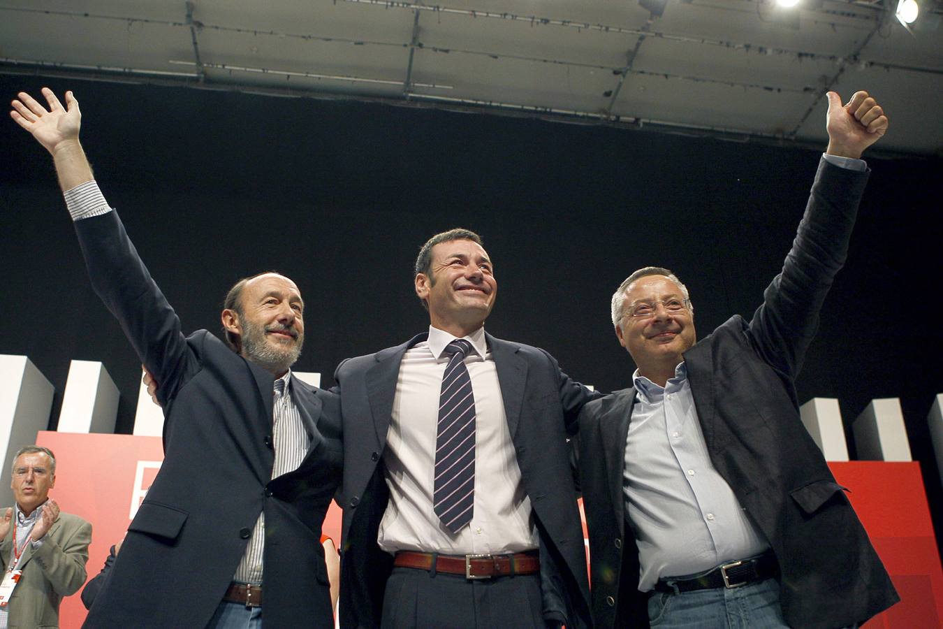 Imagen de 2008 de Tomás Gómez reelegido secretario general del PSM junto a Alfredo Pérez Rubalcaba y José Blanco durante la clausura del XI Concreso