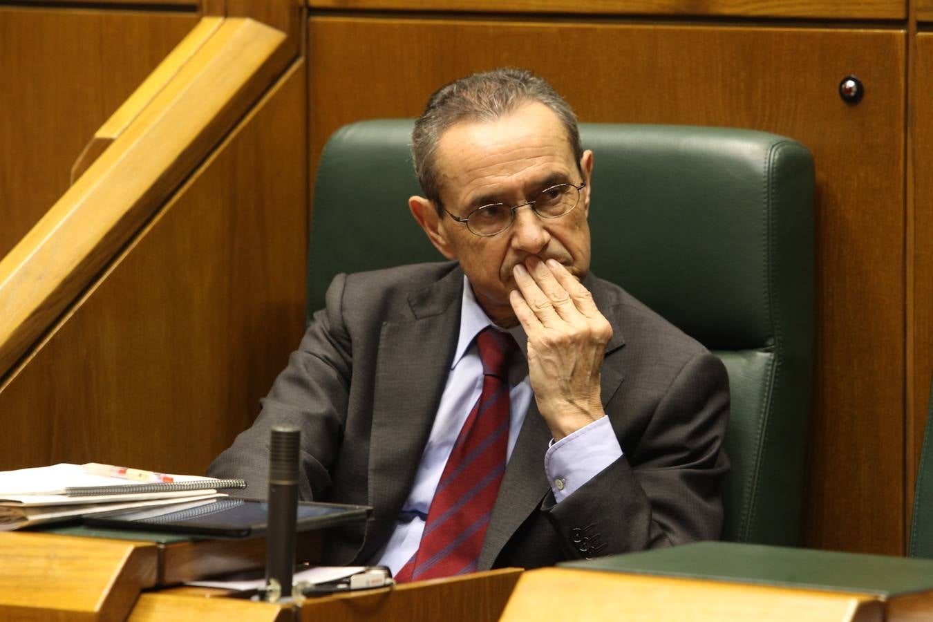 Ángel Toña, en su primer pleno del Parlamento vasco