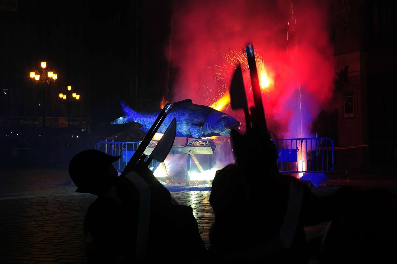 La sardina muere entre las llamas