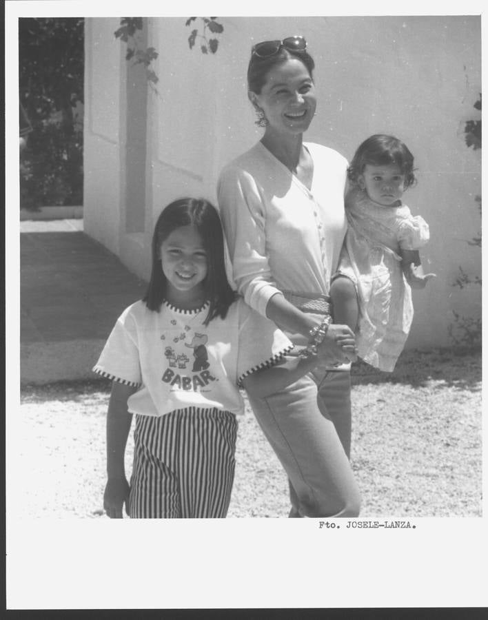 Isabel Preysler con sus hijas Tamara y ana ante la puerta de su chalet de veraneo en Marbella en 1991