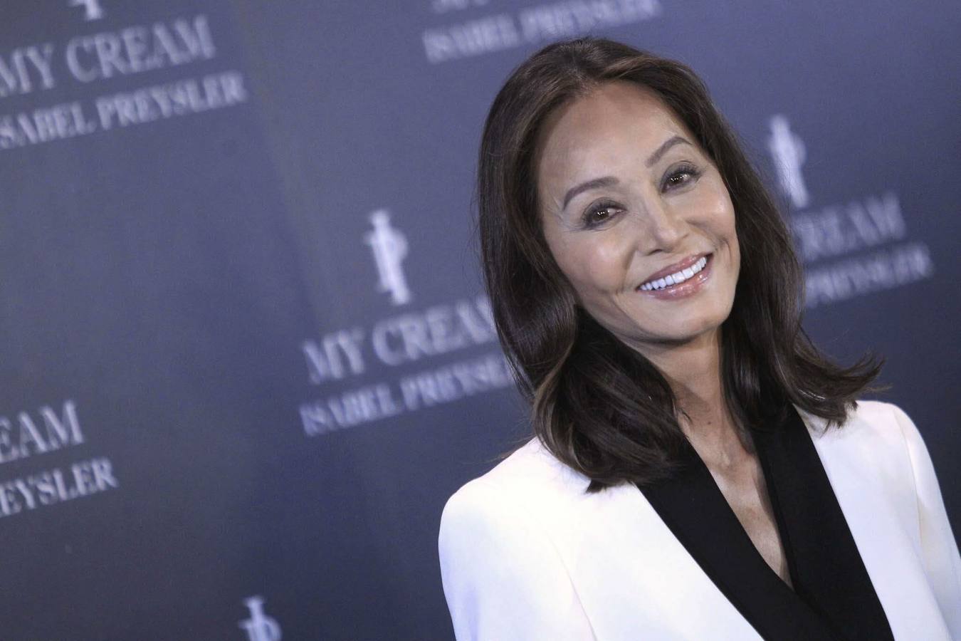 Isabel Preysler posa para la prensa durante la presentación de la línea de cosméticos que ha creado bajo el nombre 'My Cream'