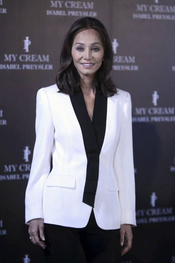 Isabel Preysler posa para la prensa durante la presentación de la línea de cosméticos que ha creado bajo el nombre 'My Cream'