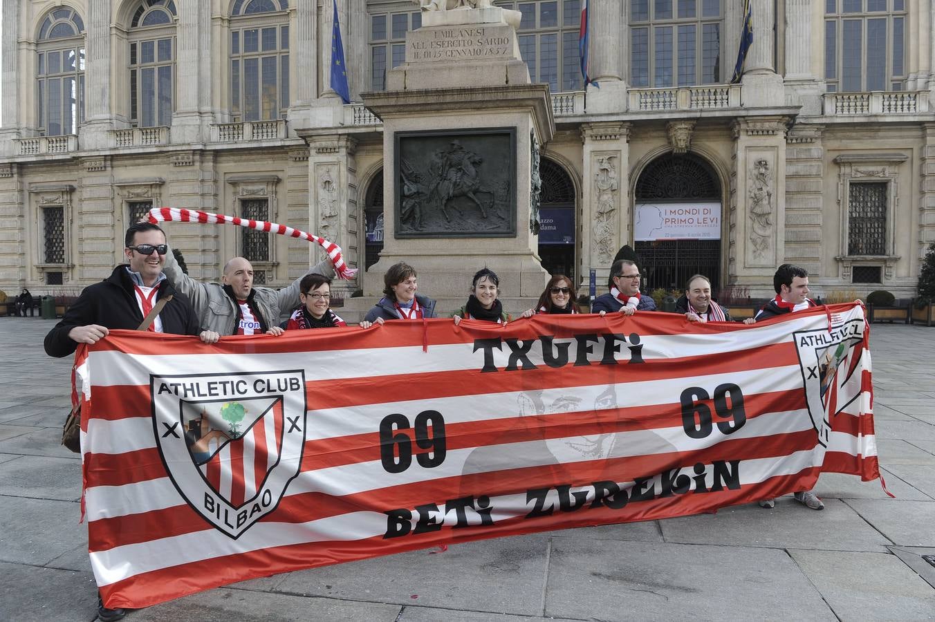 Llorente, con los aficionados del Athletic en Turín