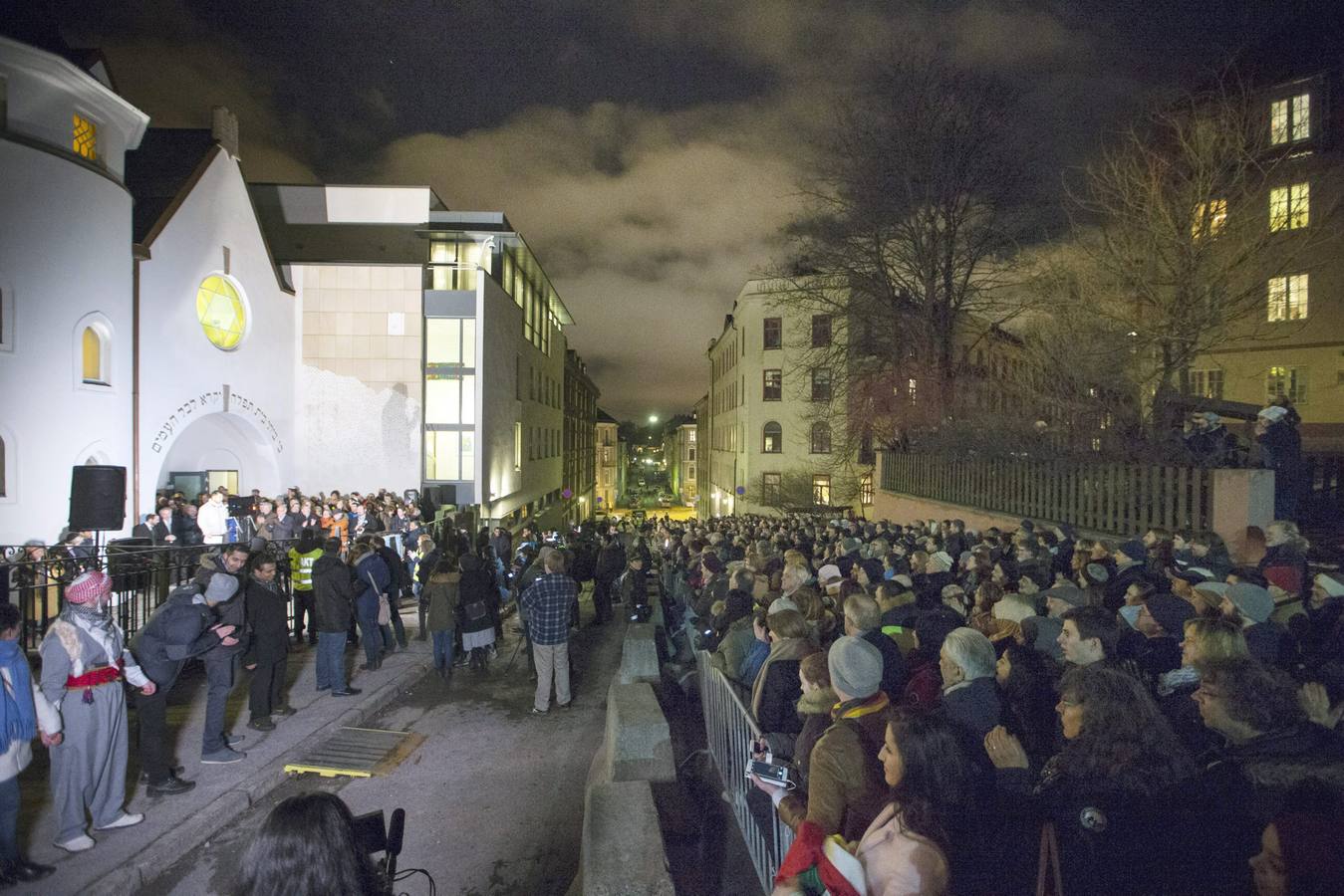 Miles de musulmanes protegen la sinagoga de Oslo