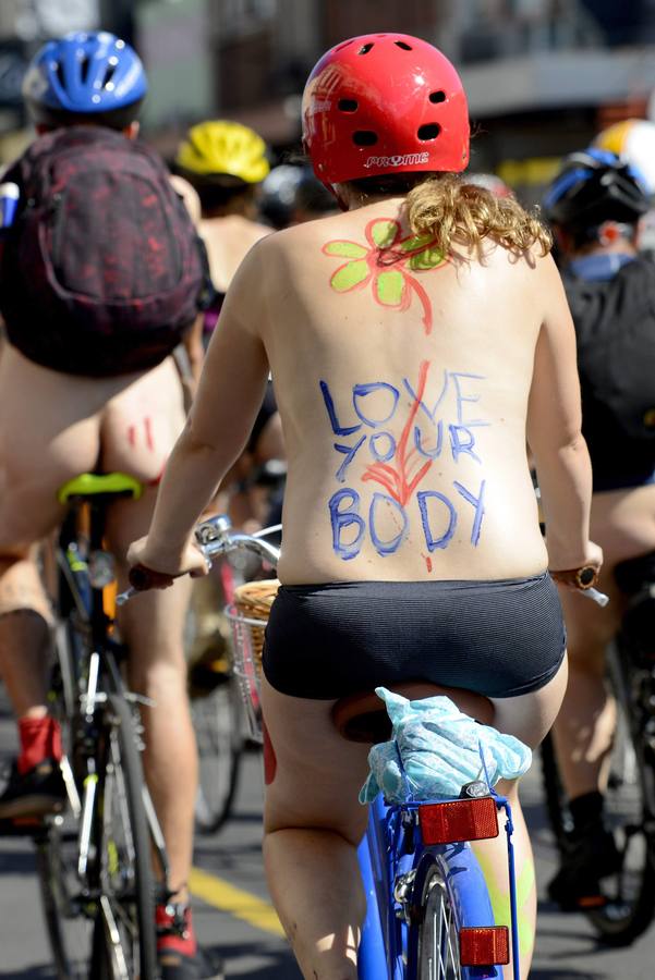 Carrera nudista para denunciar la vulnerabilidad de los ciclistas
