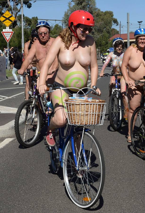 Carrera nudista para denunciar la vulnerabilidad de los ciclistas