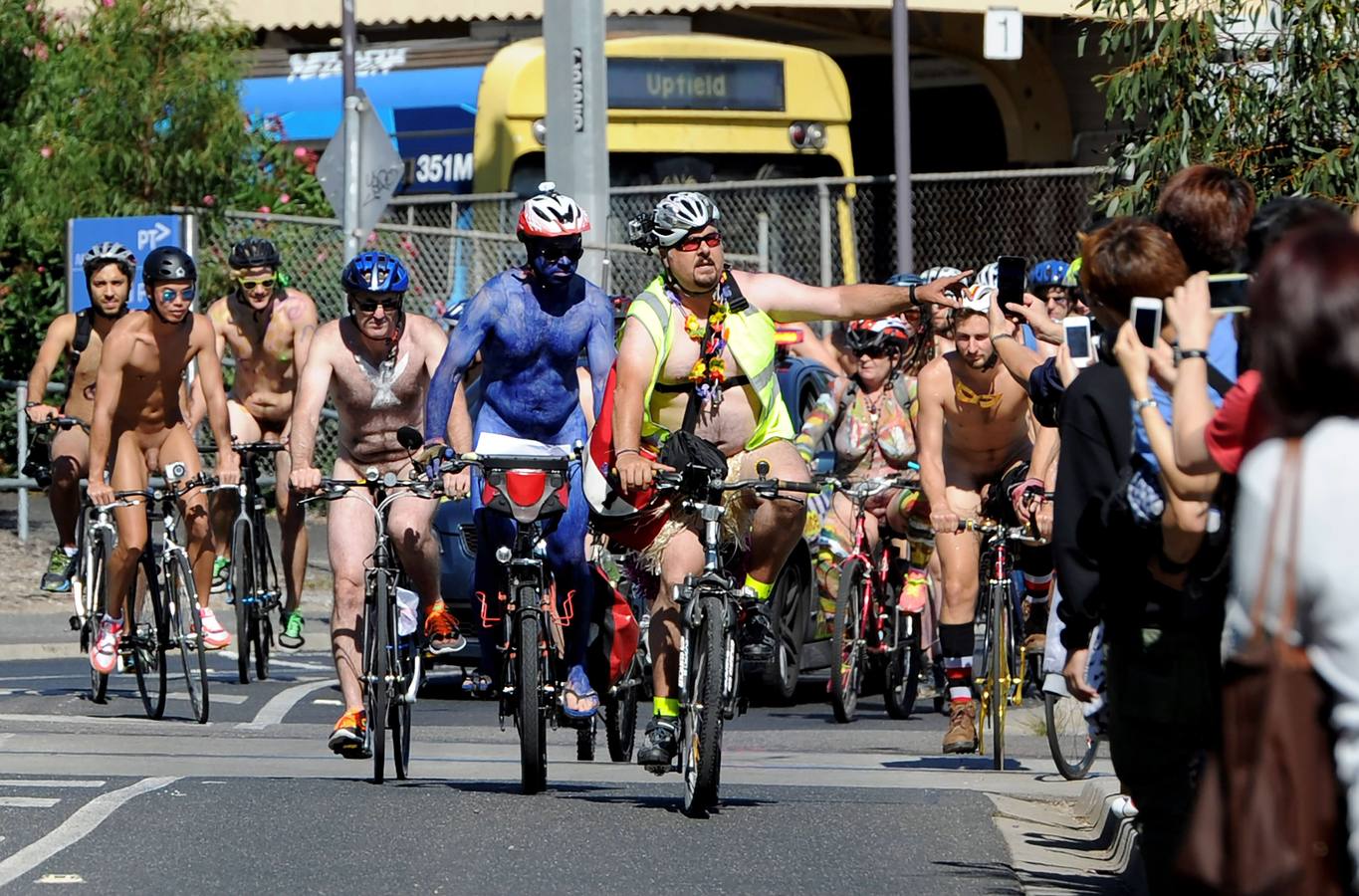 Carrera nudista para denunciar la vulnerabilidad de los ciclistas