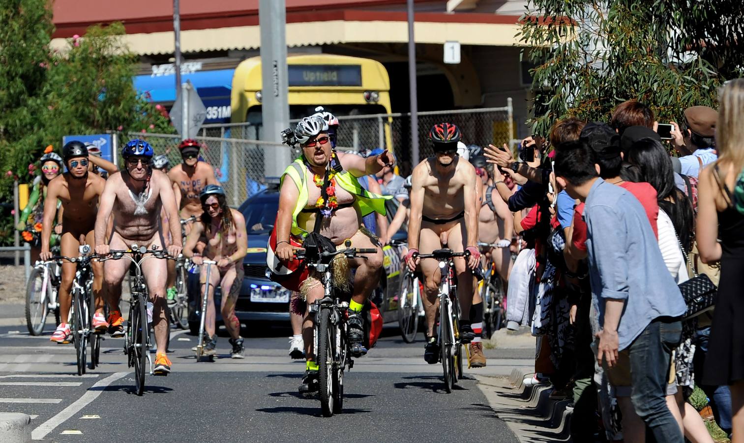 Carrera nudista para denunciar la vulnerabilidad de los ciclistas