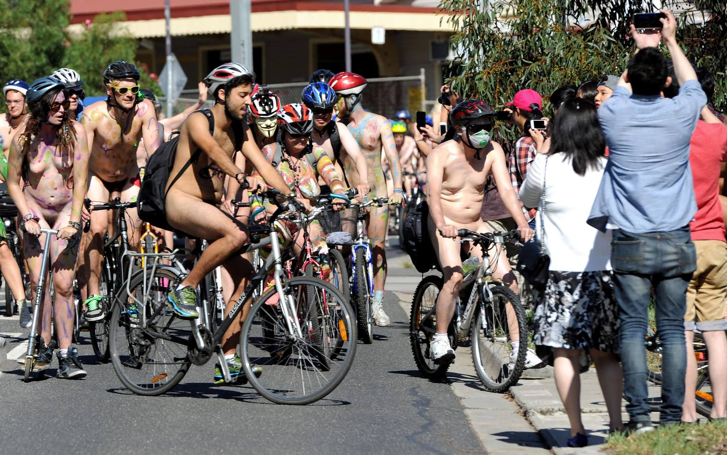 Carrera nudista para denunciar la vulnerabilidad de los ciclistas