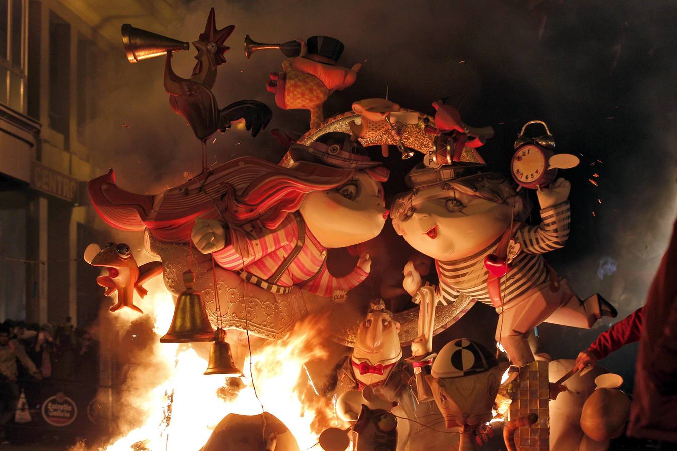 Valencia quema sus Fallas contra el viento y sin rastro del &#039;caloret&#039;