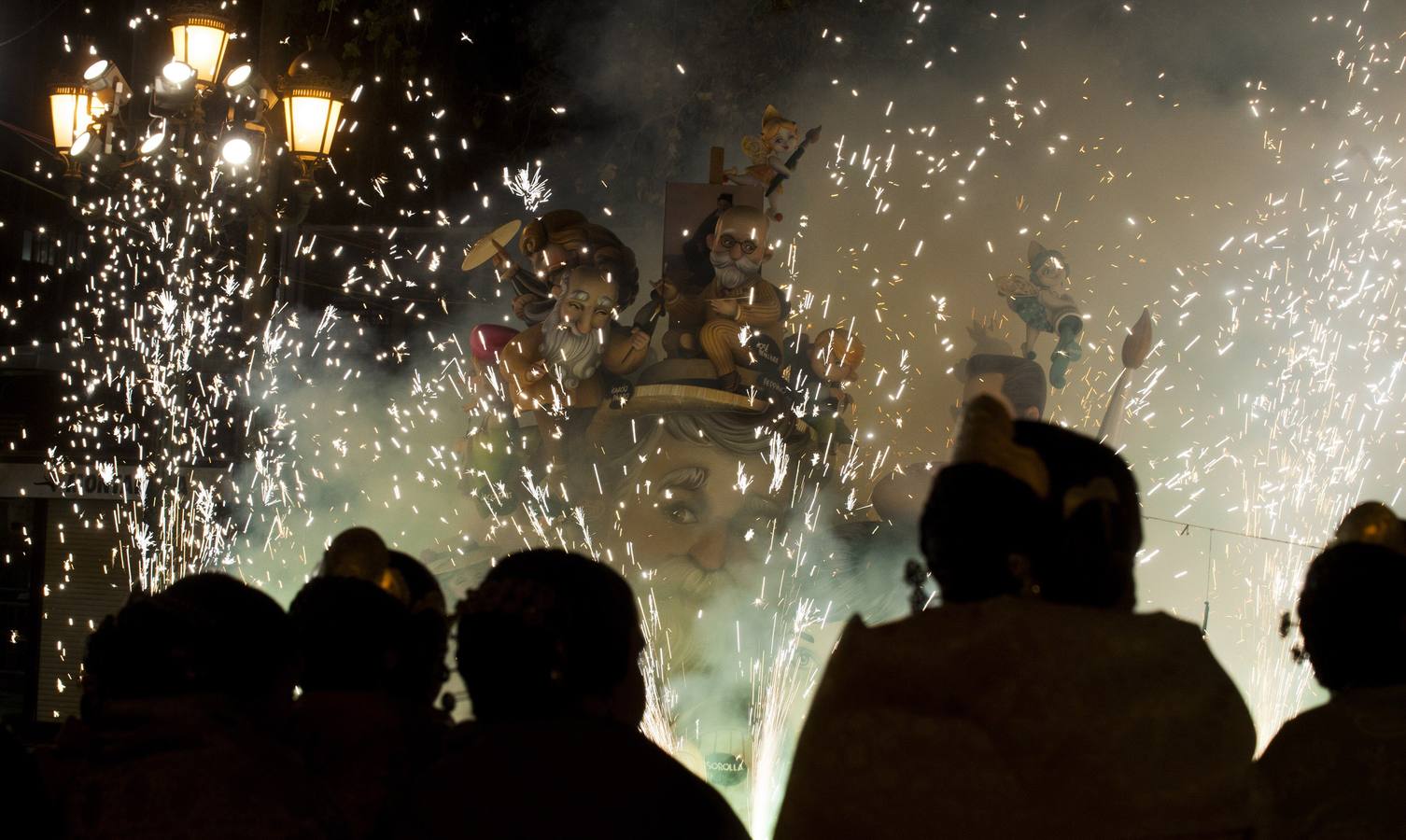Valencia quema sus Fallas contra el viento y sin rastro del &#039;caloret&#039;