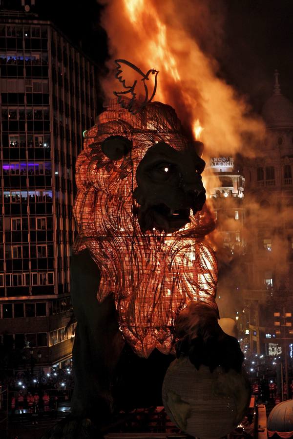Valencia quema sus Fallas contra el viento y sin rastro del &#039;caloret&#039;