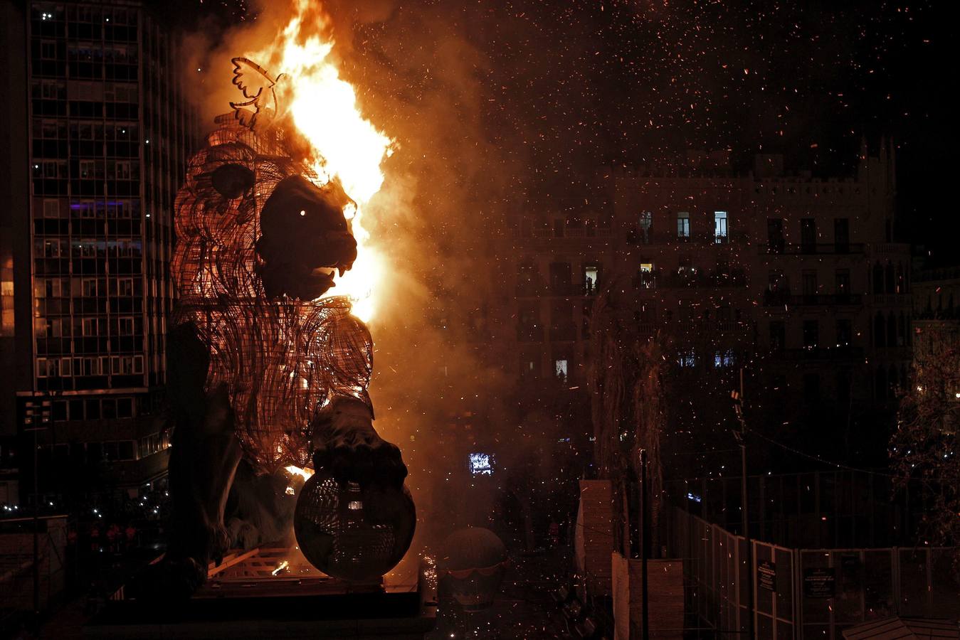 Valencia quema sus Fallas contra el viento y sin rastro del &#039;caloret&#039;