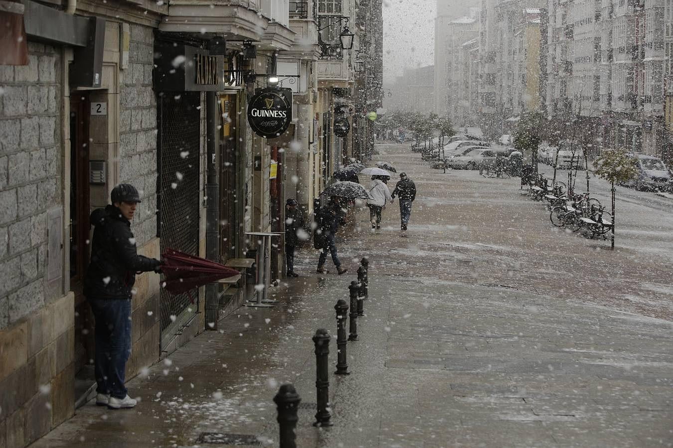 Vitoria saluda la primavera con una inesperada nevada