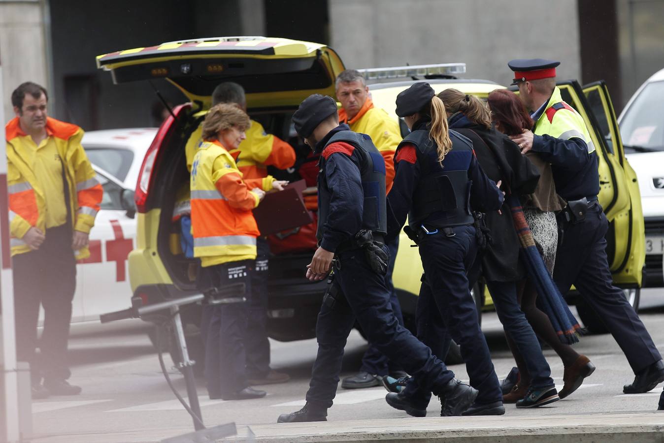 Los familiares de las víctimas llegan al aeropuerto de Barcelona