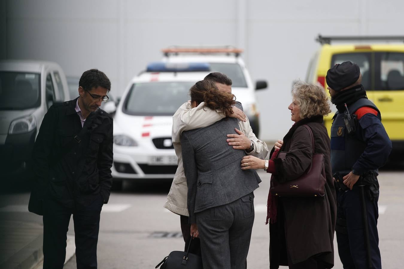 Los familiares de las víctimas llegan al aeropuerto de Barcelona