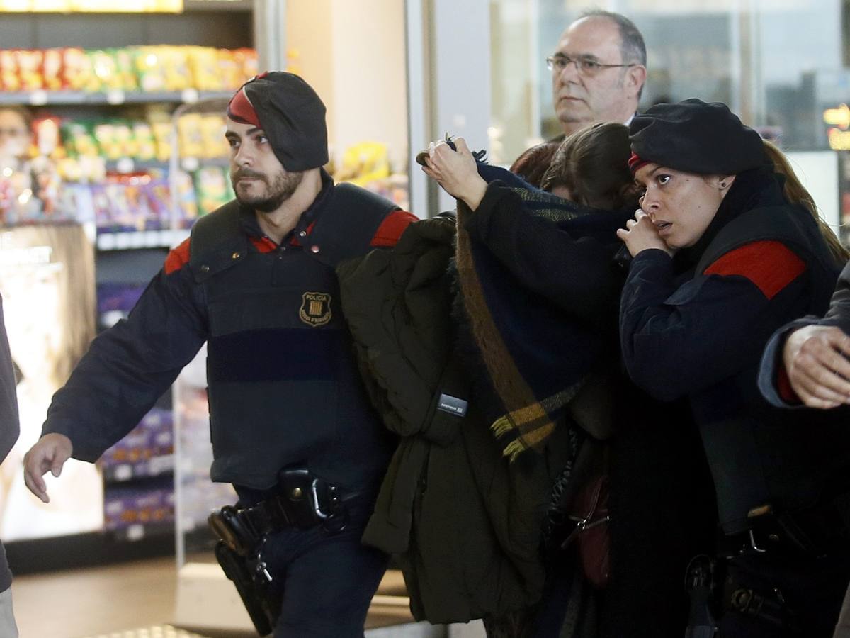 Los familiares de las víctimas llegan al aeropuerto de Barcelona