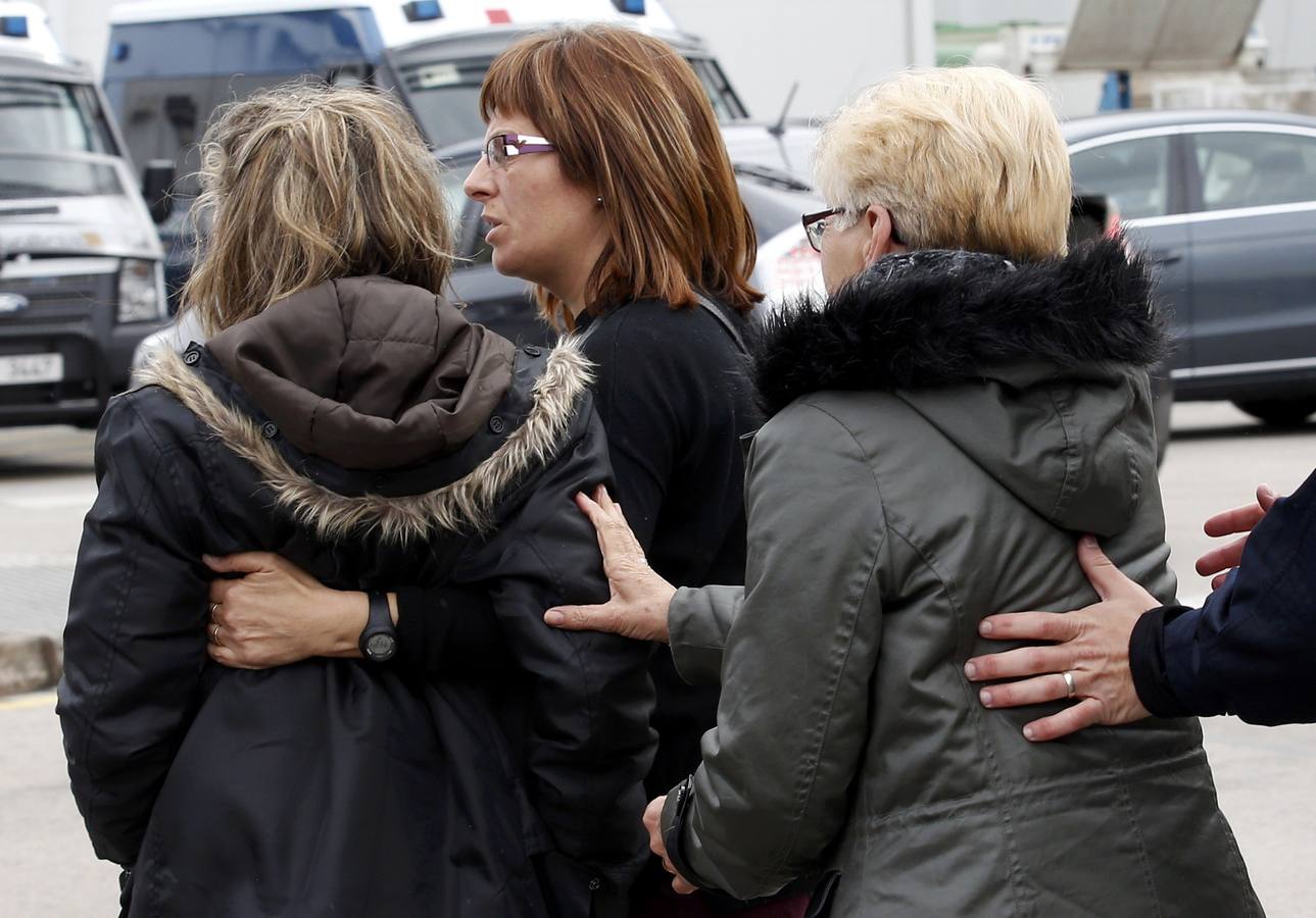 Los familiares de las víctimas llegan al aeropuerto de Barcelona