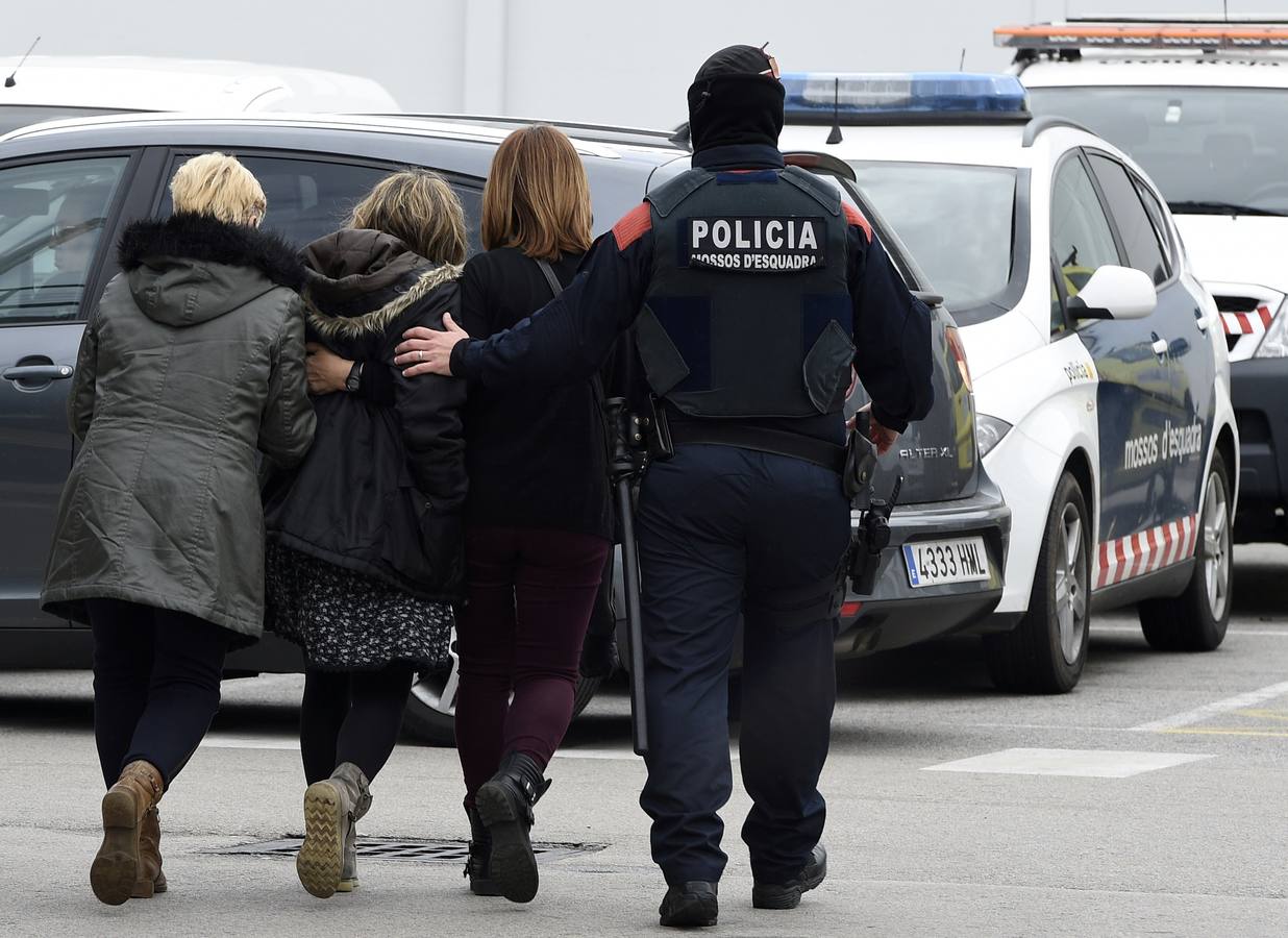 Los familiares de las víctimas llegan al aeropuerto de Barcelona